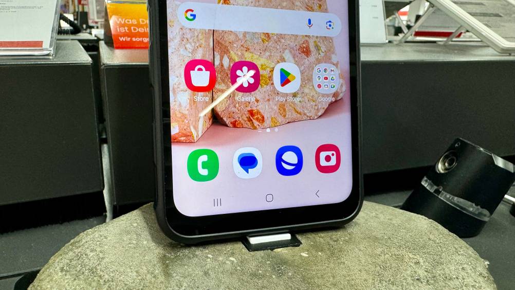 Outdoor-Smartphone getestet: Nahaufnahme des unteren Bereiches des Displays, angeschalten mit Apps.