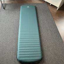 Die Outdoorer Trek Bed 2 liegt mit Luft befüllt auf einem Teppich