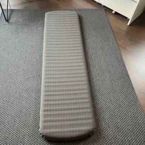 Die Outdoorer Trek Bed 2 liegt vollständig mit Luft befüllt auf einem Teppich