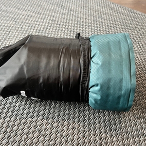 Die Schutzhülle der Outdoorer Trek Bed 2 ist halb abgezogen