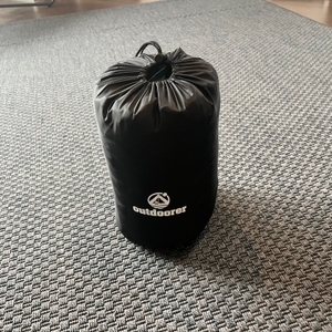 Die Outdoorer Trek Bed 2 steht in ihrer Schutzhülle auf einem Teppich