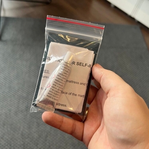 Das Zubehör der Outdoorer Trek Bed 2 wird von einer Hand gehalten