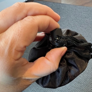 Transportbeutel des Outdoro-HS-11BL lässt sich durch zwei Finger öffnen