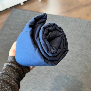 Eingerollter Outdoro-HS-11BL außerhalb des Transportbeutels