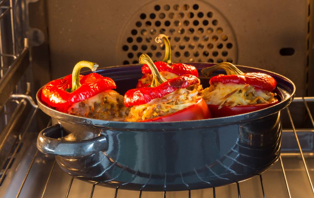 Ovale Bräter im Test: Mit Hackfleisch gefüllte und Käse überbackene Paprika im Bräter im Backofen