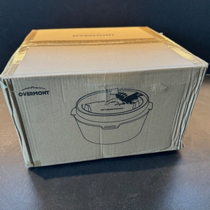 Der Karton des Overmont-Feuertopf steht auf einer Arbeitsplatte