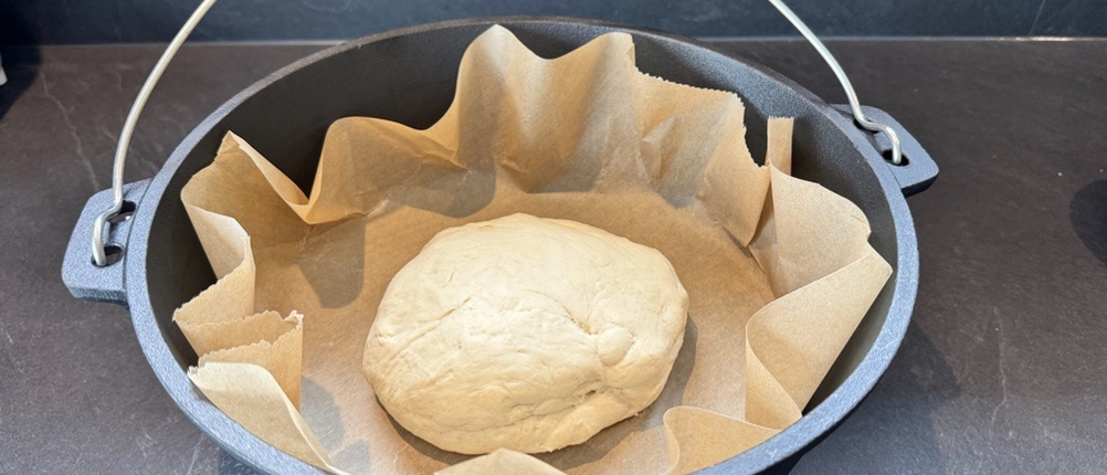 Weißbrot steht auf Backpapier im Overmont-Feuertopf