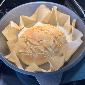 Weißbrot liegt nach dem Backen im Overmont-Feuertopf