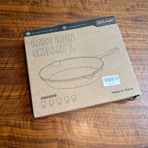 Der Karton der Overmont-Gusseisenpfanne liegt auf einem Tisch