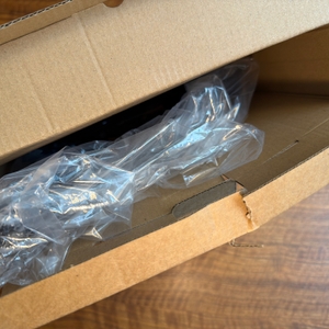 Der geöffnete Karton der Overmont-Gusseisenpfanne von oben