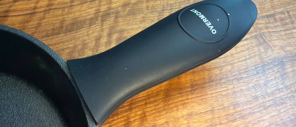 Der Griff der Overmont-Gusseisenpfanne mit Silikonschutz