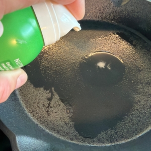 Ein wenig Öl wird in die Overmont-Gusseisenpfanne gesprüht