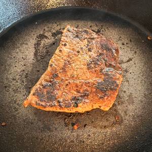 Ein gebratenes Steak liegt in der Overmont-Gusseisenpfanne