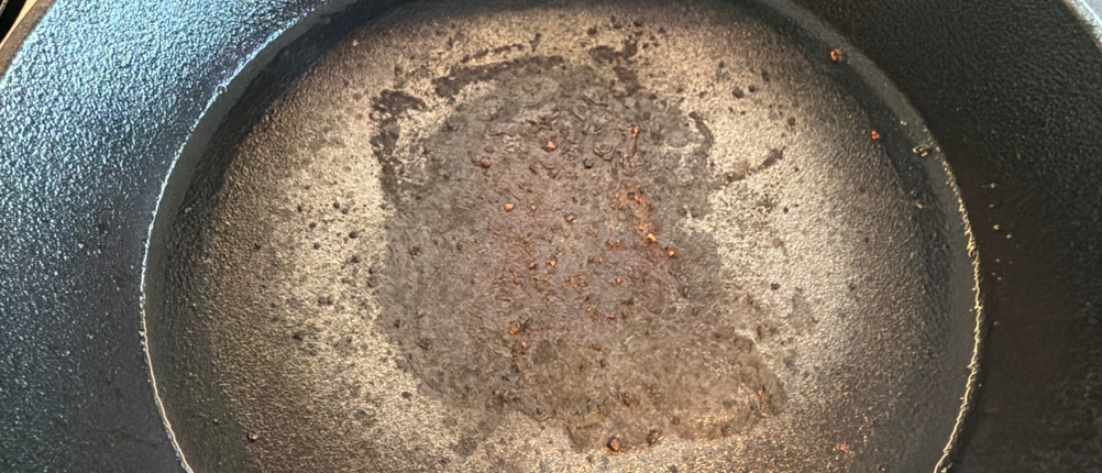 Nach der Benutzung befinden sich schwarze Reste in der Overmont-Gusseisenpfanne