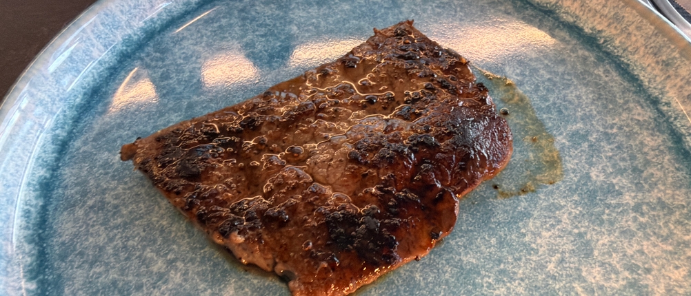 Ein Steak aus der Overmont-Gusseisenpfanne liegt auf einem Teller