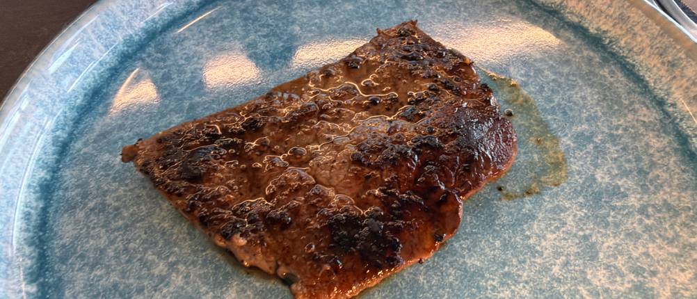 Ein Steak aus der Overmont-Gusseisenpfanne liegt auf einem Teller