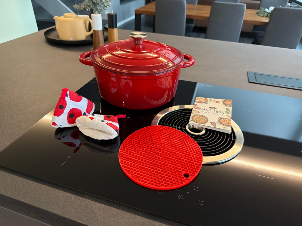 Der Lieferumfang vom Overmont-Schmortopf steht auf einer Kochplatte