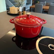 Der Overmont-Schmortopf steht auf einer Kochplatte