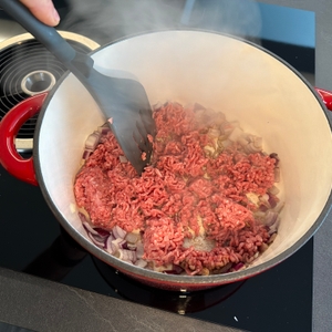 Hackfleisch und Zwiebeln im Overmont-Schmortopf