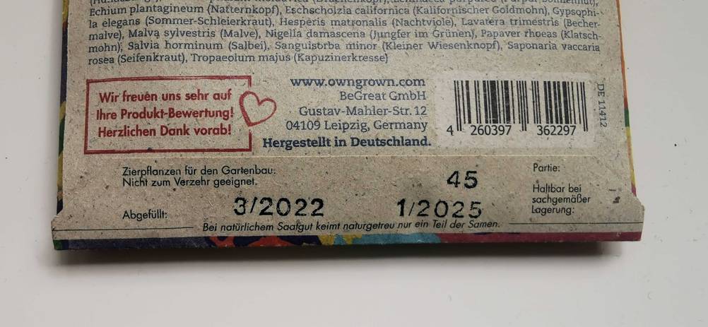 Blumenwiese-Samen getestet: Nahaufnahme der Rückseite einer Packung mit Informationen zur Haltbarkeit.
