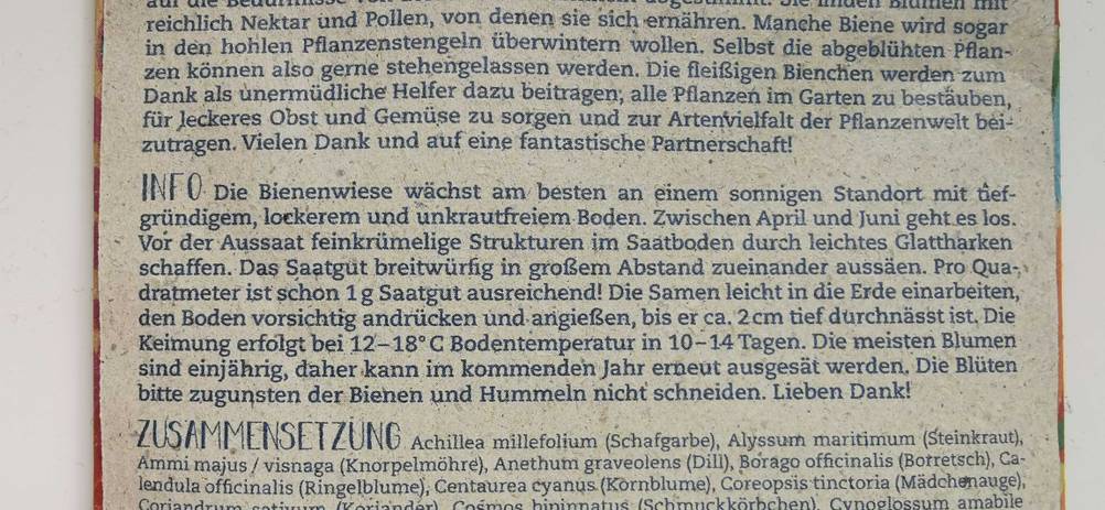 Detailaufnahme der Rückseite einer Packung getesteter Blumenwiese-Samen mit Informationen.