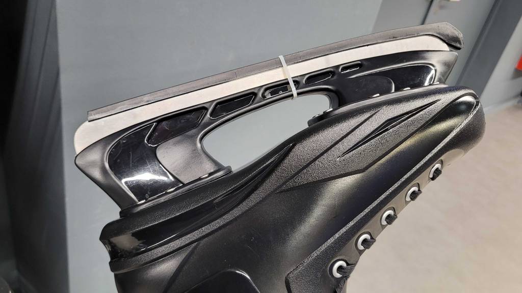 Schlittschuhe Herren im Test: Schuhe befinden sich vor einem grauen Hintergrund.