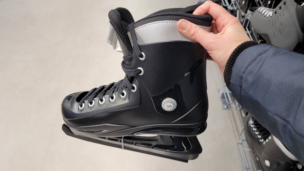 Schlittschuhe Herren getestet: Jemand hält die Schuhe in der Hand.
