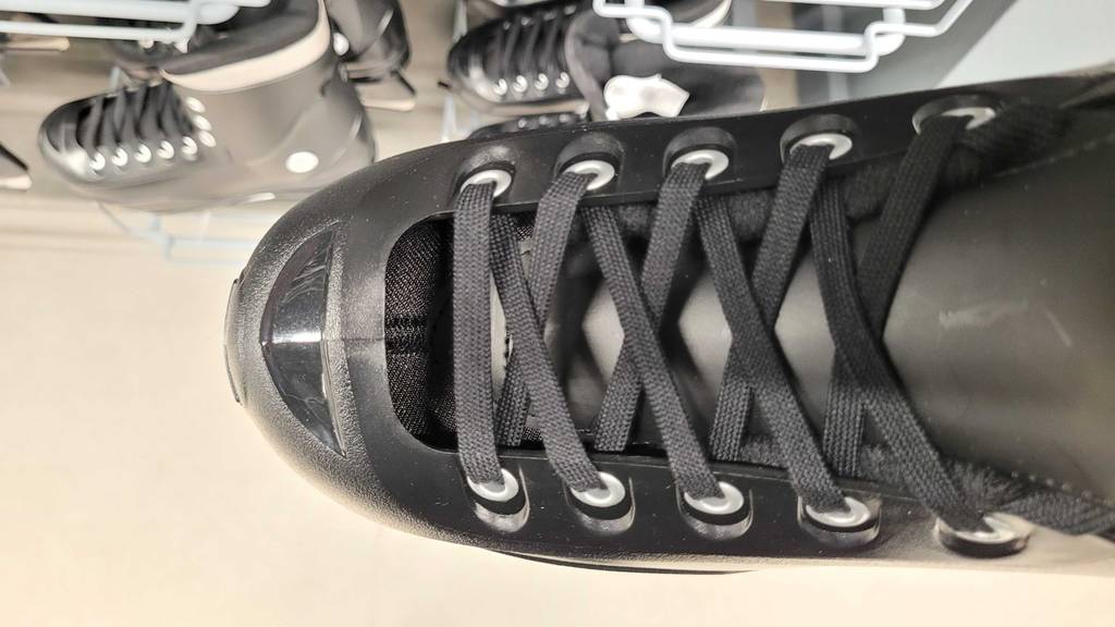 Schlittschuhe Herren im Test: Schnürsenkel der Schuhe sind im Detail abgebildet.