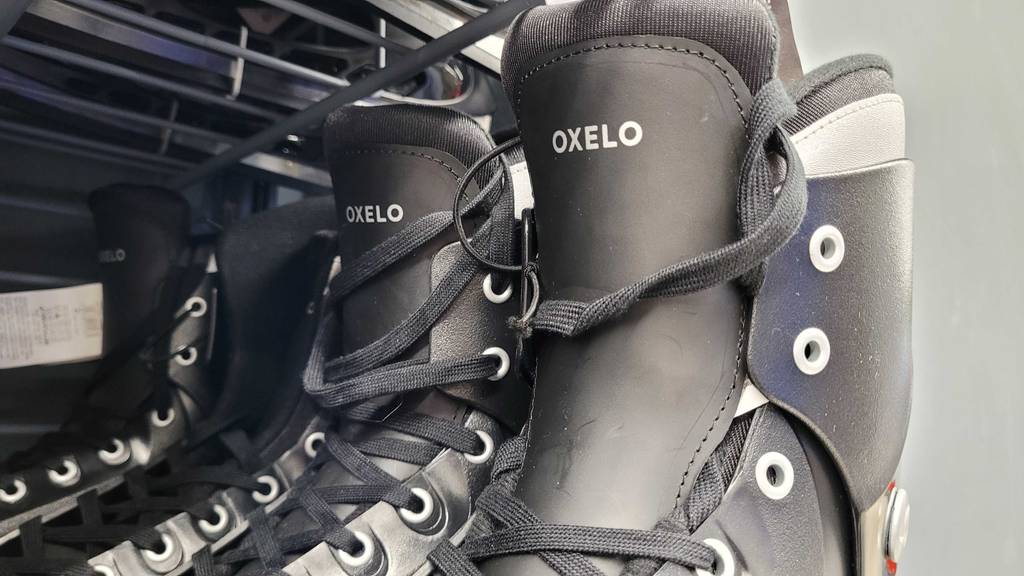 Schlittschuhe Herren von Oxelo im Test: Auf den Schuhen ist der Markenname zu lesen. 