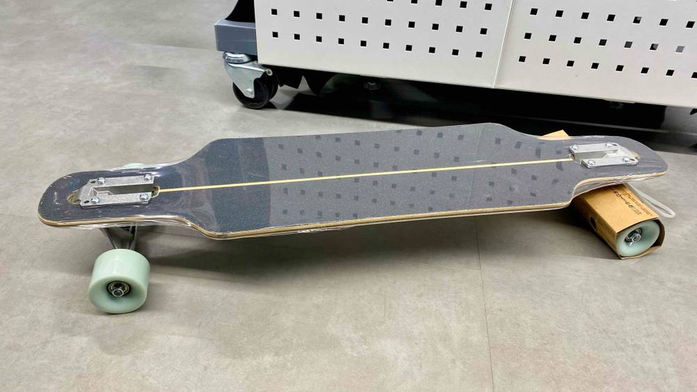 Getestetes Mini-Longboard steht auf dem Boden.