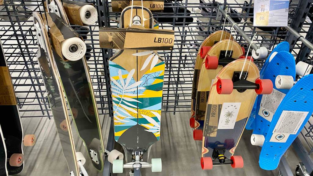 Mini-Longboards im Test befinden sich in einem Verkaufsbereich.