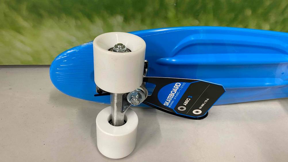 Nahaufnahme der Rollen eines getesteten Skateboard für Kinder.