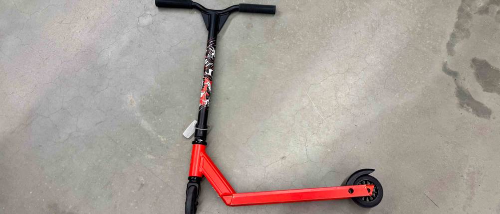 Stunt-Scooter-Test: ein Stunt-Scooter liegt auf einem grauen Boden