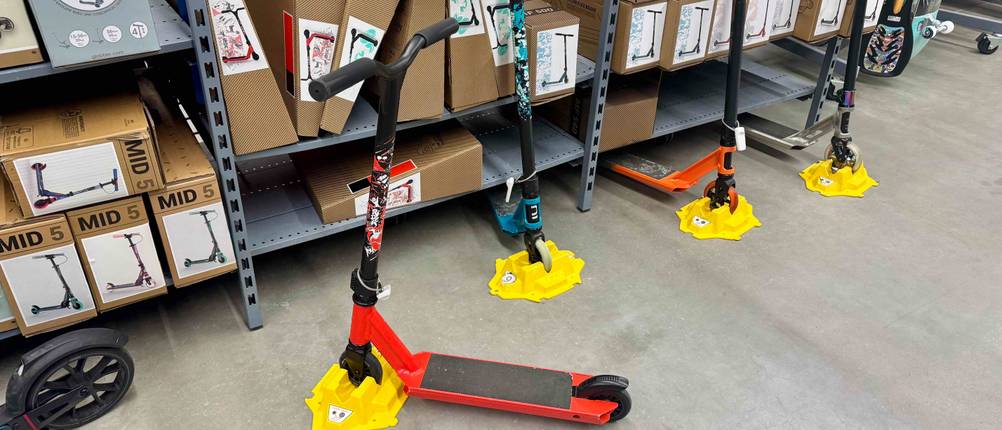 Stunt-Scooter im Test: mehrere Stunt-Scooter stehen nebeneinander in einer Verkaufshalle