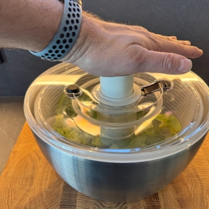 Hand drückt auf die Pumpe bei der OXO 1071497