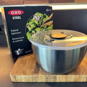 Salatschleuder OXO 1071497 mit Karton im Hintergrund