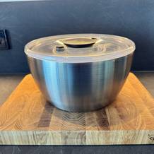 OXO 1071497 auf einem Holzbrett