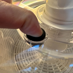 Finger drückt auf schwarzen Knopf an der OXO 1071497