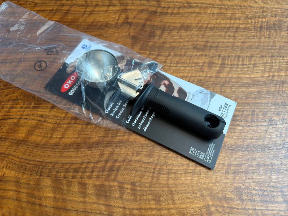 Der Oxo-Eisportionierer wurde halb aus seiner Verpackung gezogen