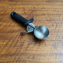 Der Oxo-Eisportionierer liegt auf einem Tisch