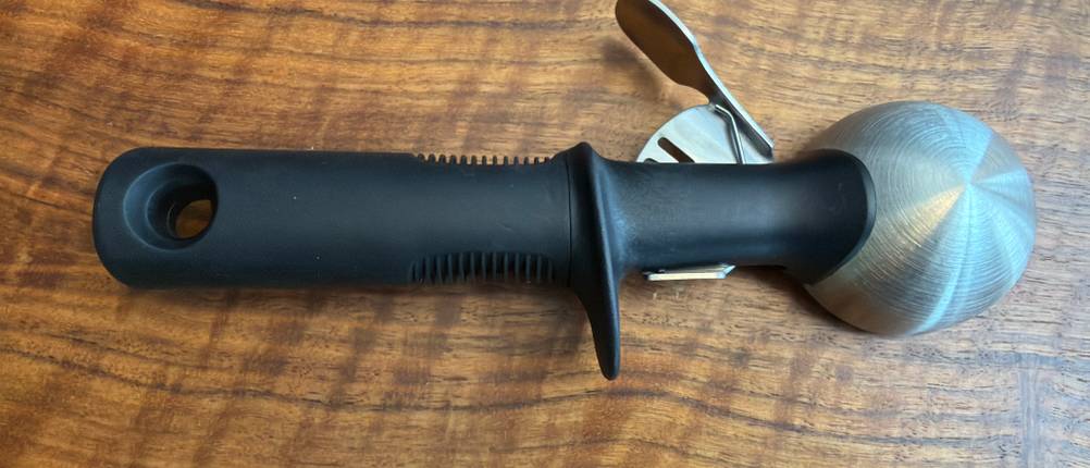 Die Unterseite vom Oxo-Eisportionierer