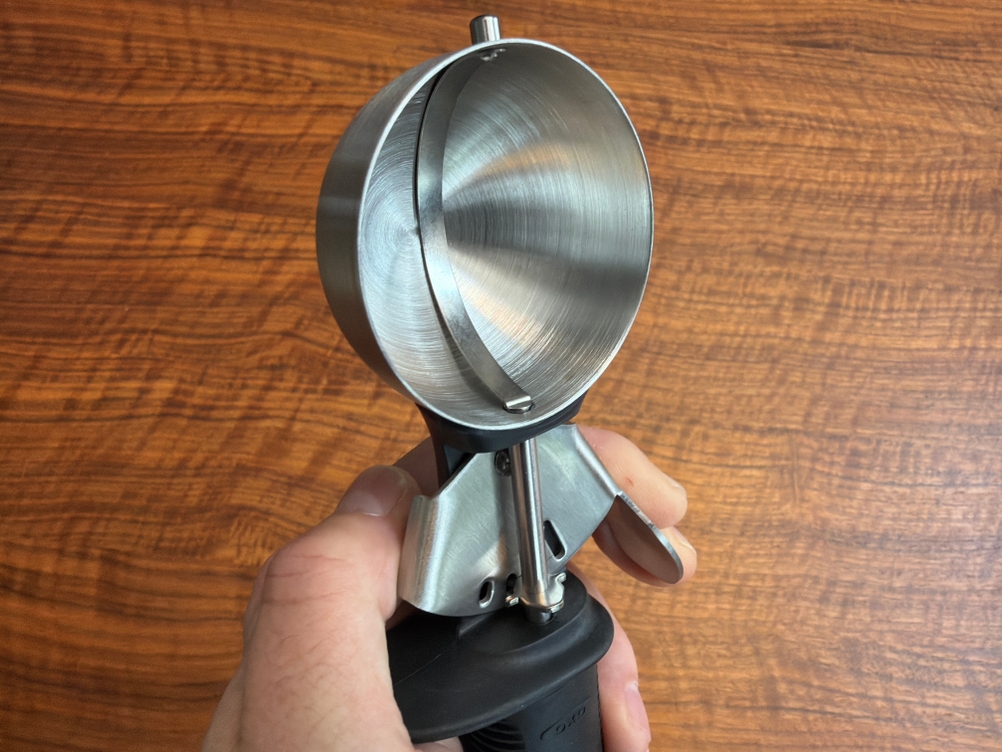 Eine Hand drückt den Hebel am Oxo-Eisportionierer