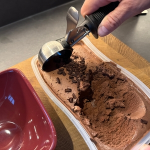 Der Oxo-Eisportionierer wird durch ein Eis gezogen