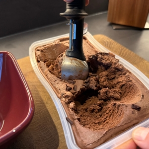 Eine Kugel Eis wird mit dem Oxo-Eisportionierer portioniert