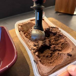 Eine Kugel Eis wird mit dem Oxo-Eisportionierer portioniert