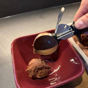 Eine Kugel Eis aus dem Oxo-Eisportionierer liegt in einer Schale