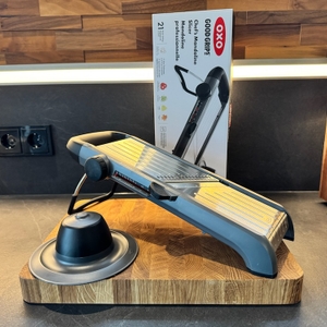 Karton, Gemüsehobel und Handgerät beim Oxo-Gemüsehobel