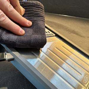 Oxo-Gemüsehobel mit Handtuch abtrocknen