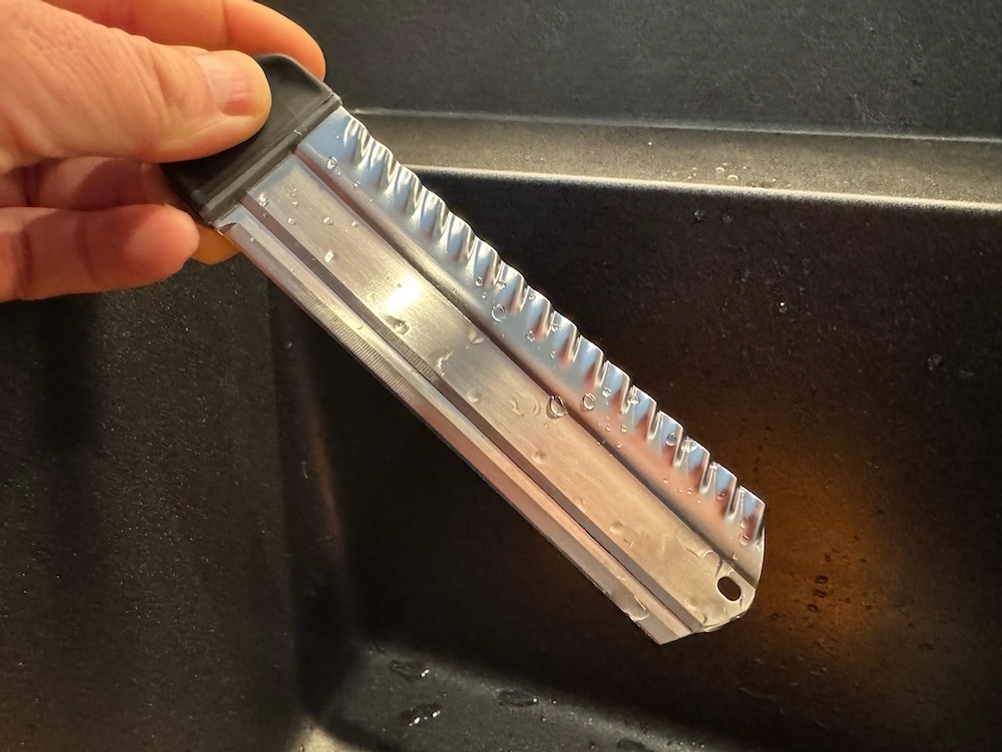 Klinge des Oxo-Gemüsehobels bei der Reinigung.