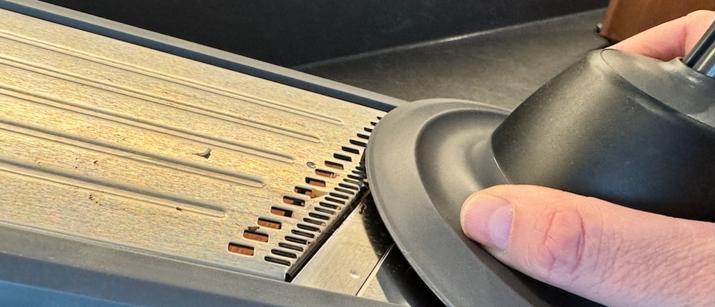 Oxo-Gemüsehobel mit Handgerät über die Schneidvorrichtung schieben